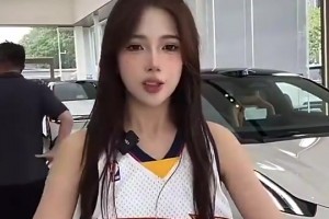 还挺有喜感一卖车女主播通过穿库里球衣奇葩运球，来吸引流量